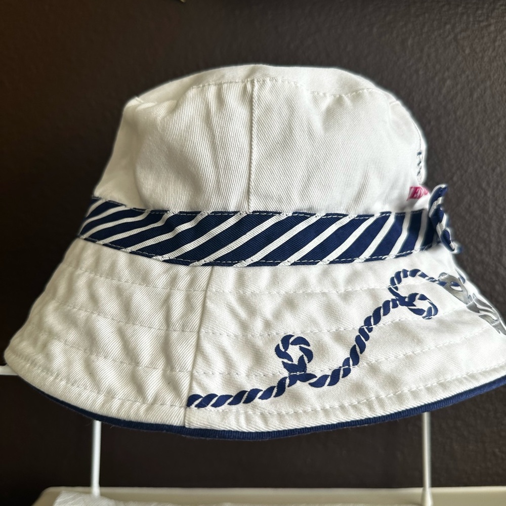 Hello Kitty Bucket Hat - Picture 4 of 11